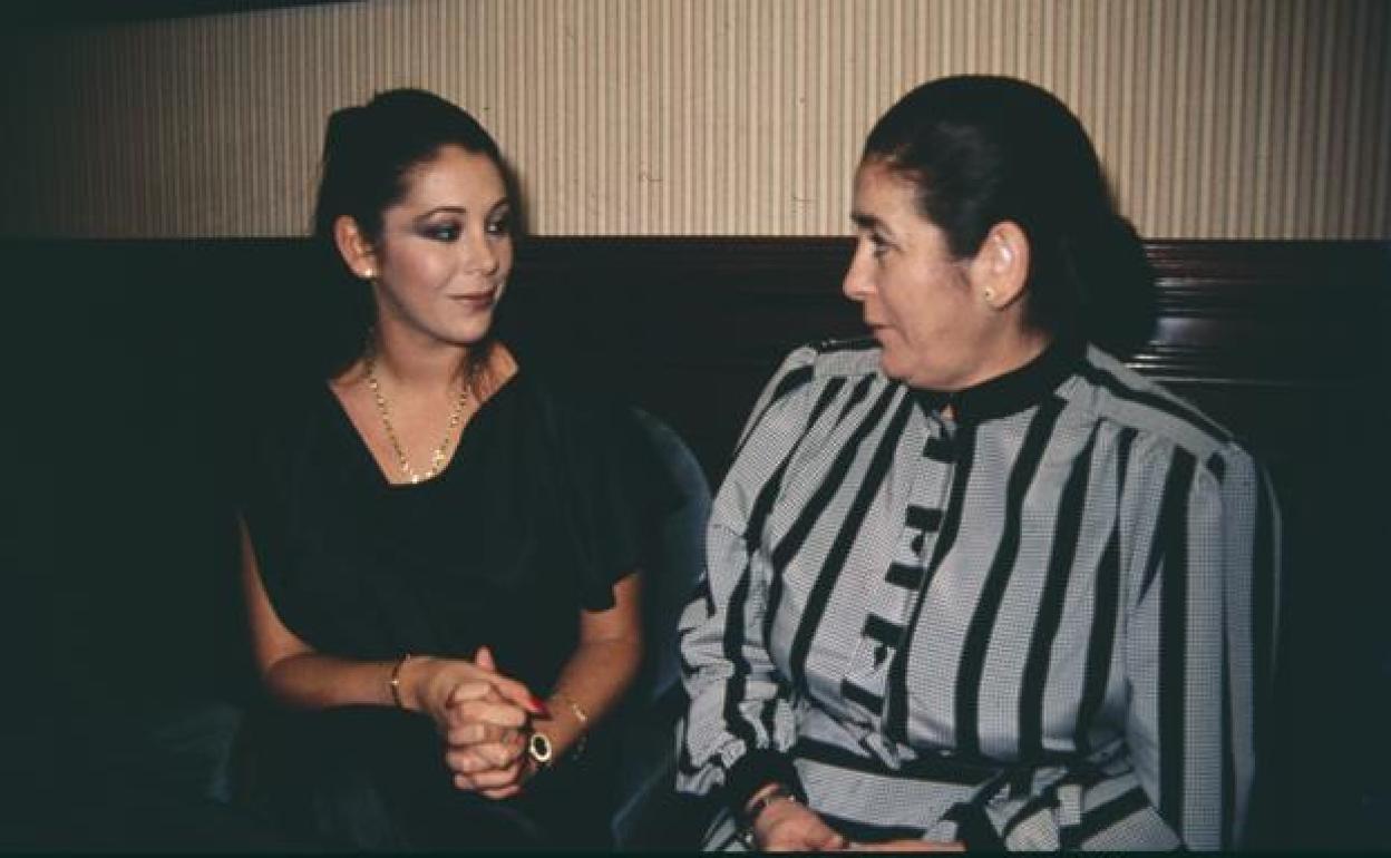 Isabel Pantoja junto asu madre. 