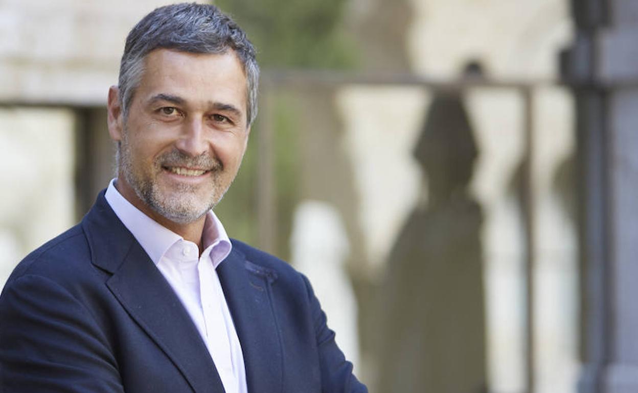 El presidente de la Federación Española del Vino (FEV), Emilio Restoy, en el claustro de Abadía Retuerta LeDomaine. 