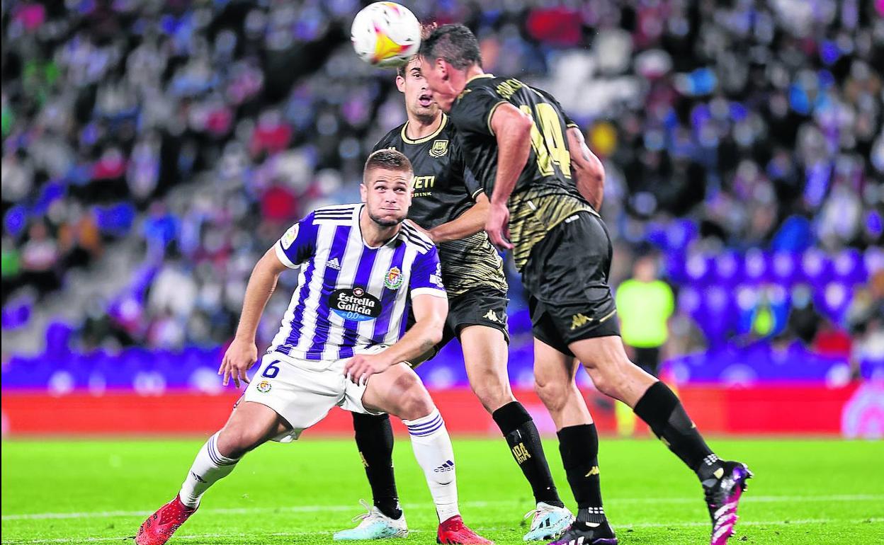 Queirós hace un esfuerzo ante el despeje de Gorosito en el partido disputado el pasado domingo en Zorrilla ante el Alcorcón