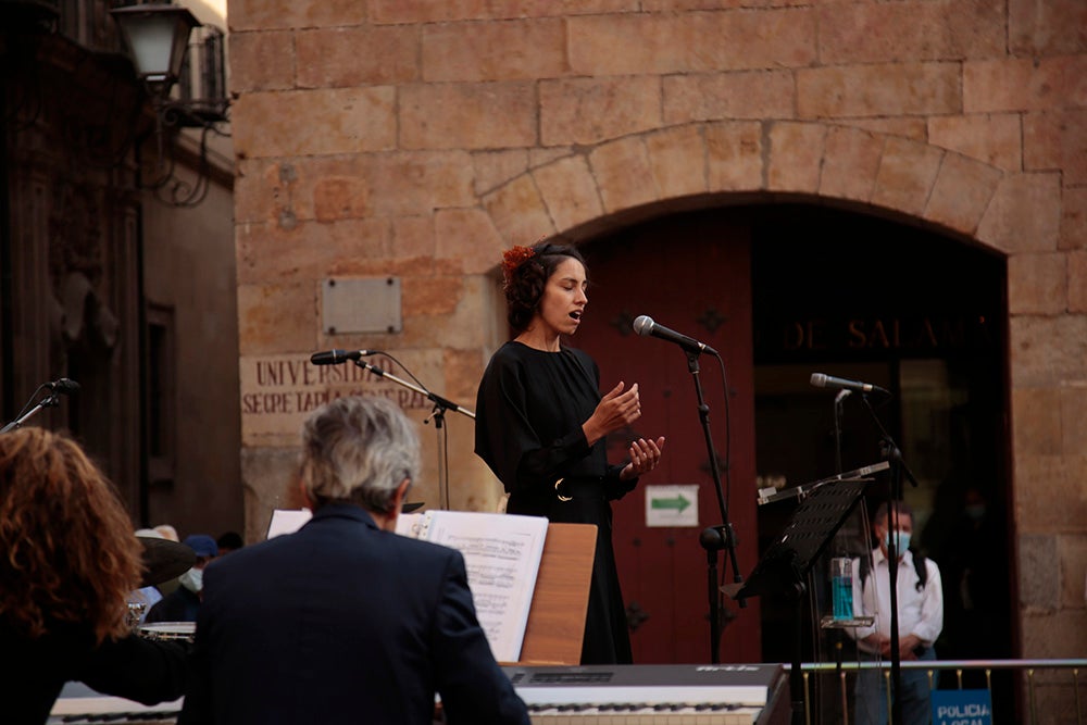 El "Ágora del Otoño" y "Salamanca ilumina Europa" llenan de poesía, luz y música el Patio de Escuelas de la Universidad de Salamanca