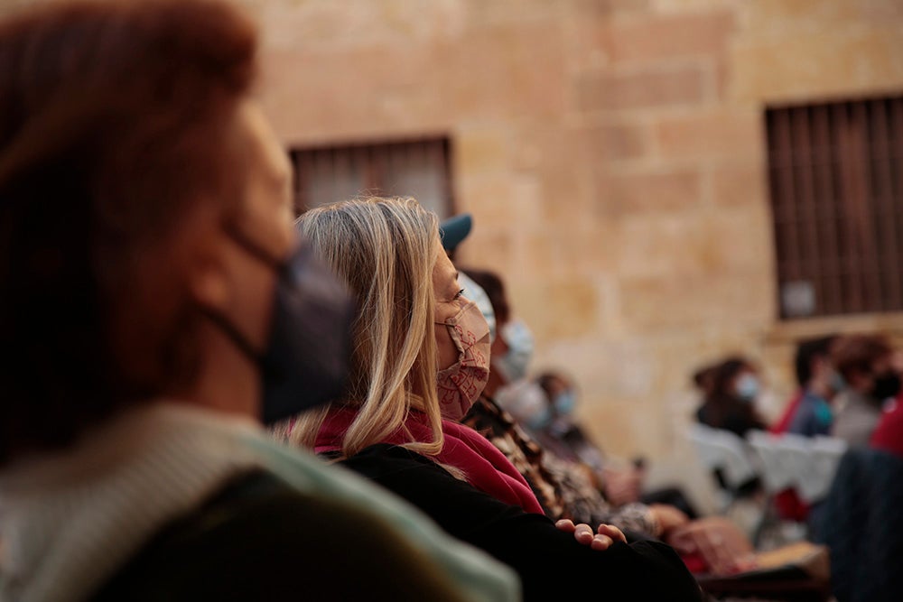 El "Ágora del Otoño" y "Salamanca ilumina Europa" llenan de poesía, luz y música el Patio de Escuelas de la Universidad de Salamanca