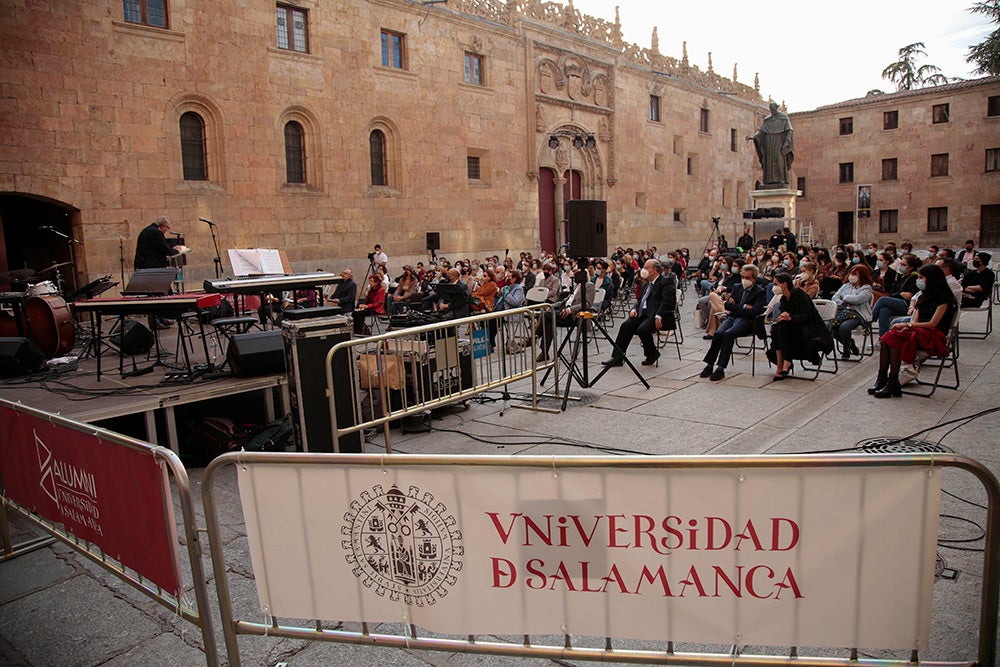 El "Ágora del Otoño" y "Salamanca ilumina Europa" llenan de poesía, luz y música el Patio de Escuelas de la Universidad de Salamanca