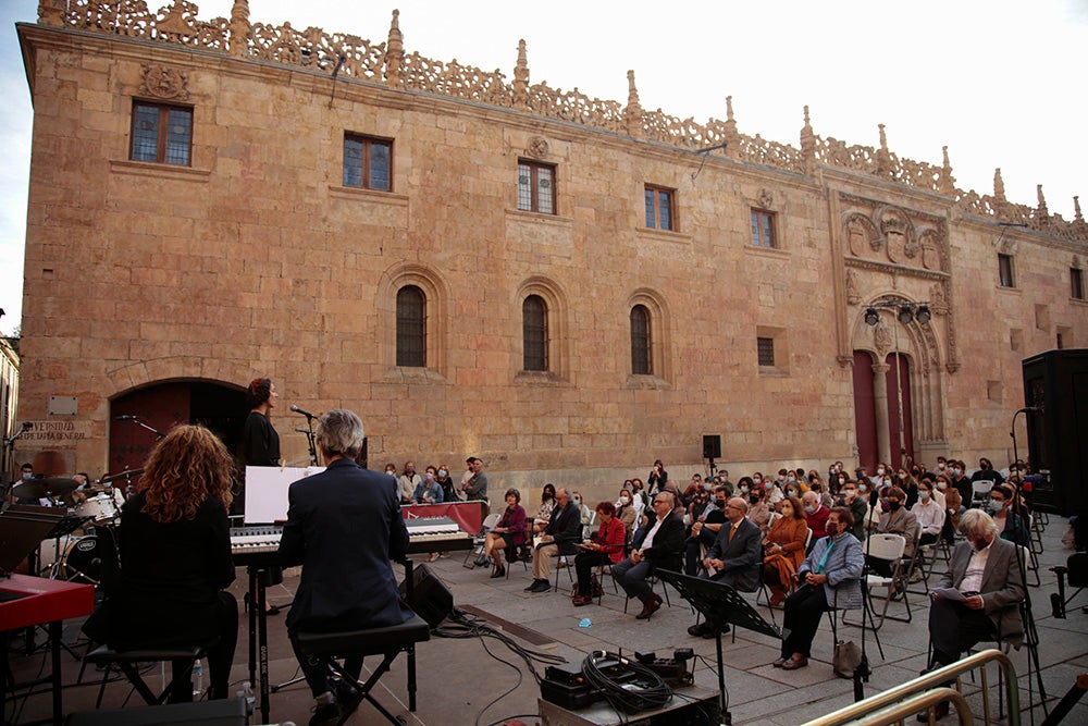 El "Ágora del Otoño" y "Salamanca ilumina Europa" llenan de poesía, luz y música el Patio de Escuelas de la Universidad de Salamanca