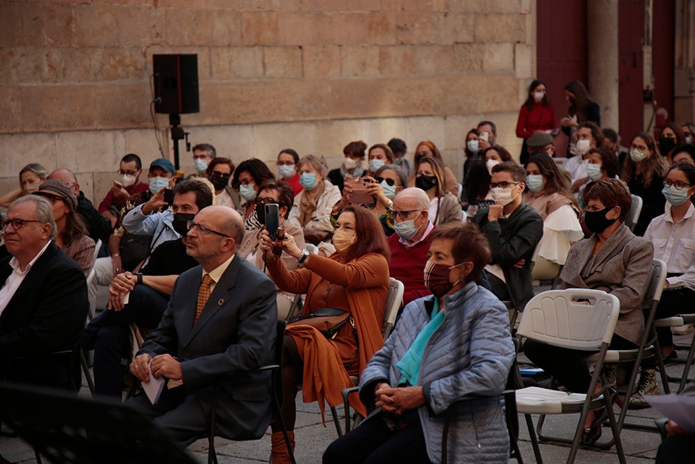 El "Ágora del Otoño" y "Salamanca ilumina Europa" llenan de poesía, luz y música el Patio de Escuelas de la Universidad de Salamanca