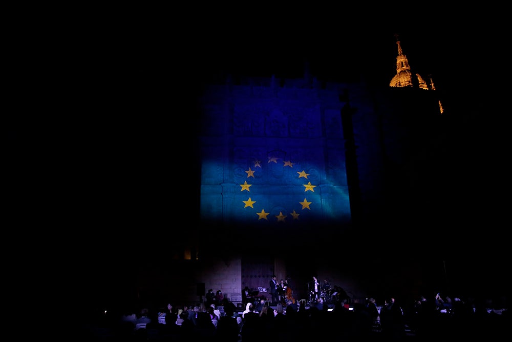 El "Ágora del Otoño" y "Salamanca ilumina Europa" llenan de poesía, luz y música el Patio de Escuelas de la Universidad de Salamanca