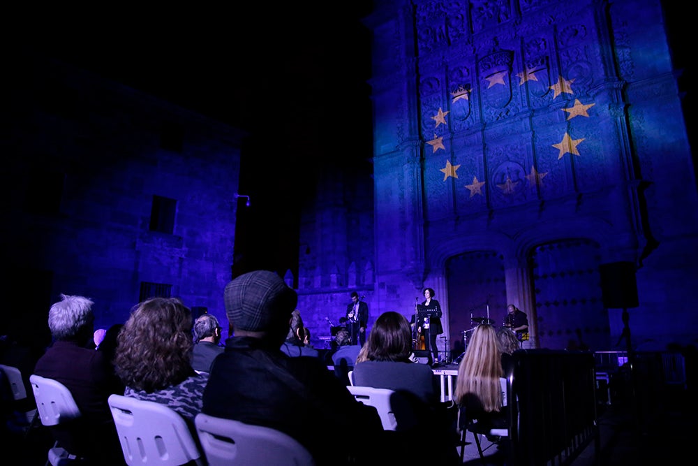 El "Ágora del Otoño" y "Salamanca ilumina Europa" llenan de poesía, luz y música el Patio de Escuelas de la Universidad de Salamanca