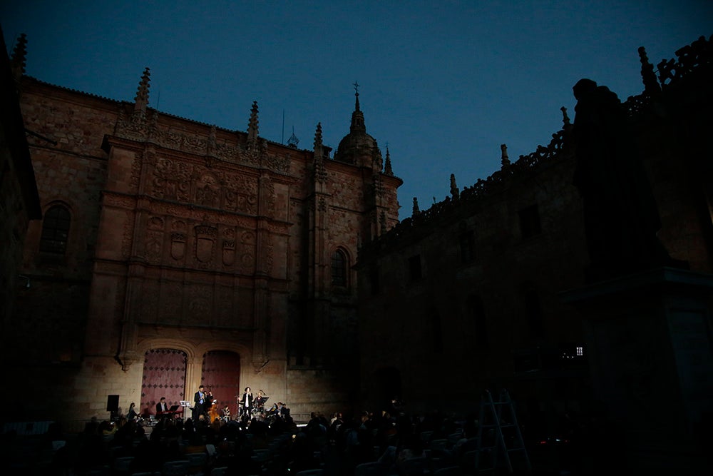 El "Ágora del Otoño" y "Salamanca ilumina Europa" llenan de poesía, luz y música el Patio de Escuelas de la Universidad de Salamanca