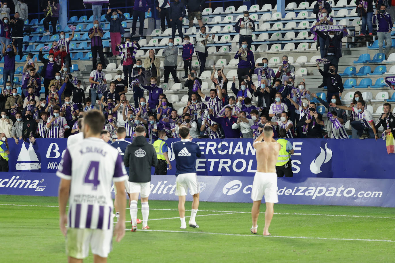 Los jugadores saludan a la afición tras el partido en El Toralín