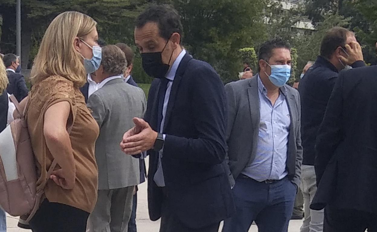 Pilar del Olmo y Conrado Íscar conversan al término de la Convención del PP, el miércoles..