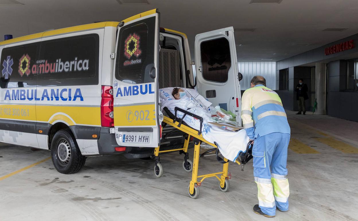 Traslado de enfermos al nuevo hosital de Salamanca desde el Clínico. 