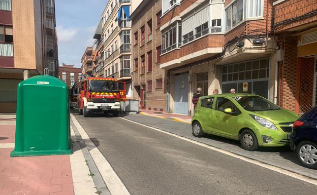 Los bomberos, a su llegada a la calle Granada. 