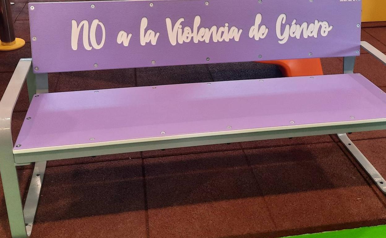 Banco de color violeta como muestra de apoyo a la lucha contra la violencia de género. 