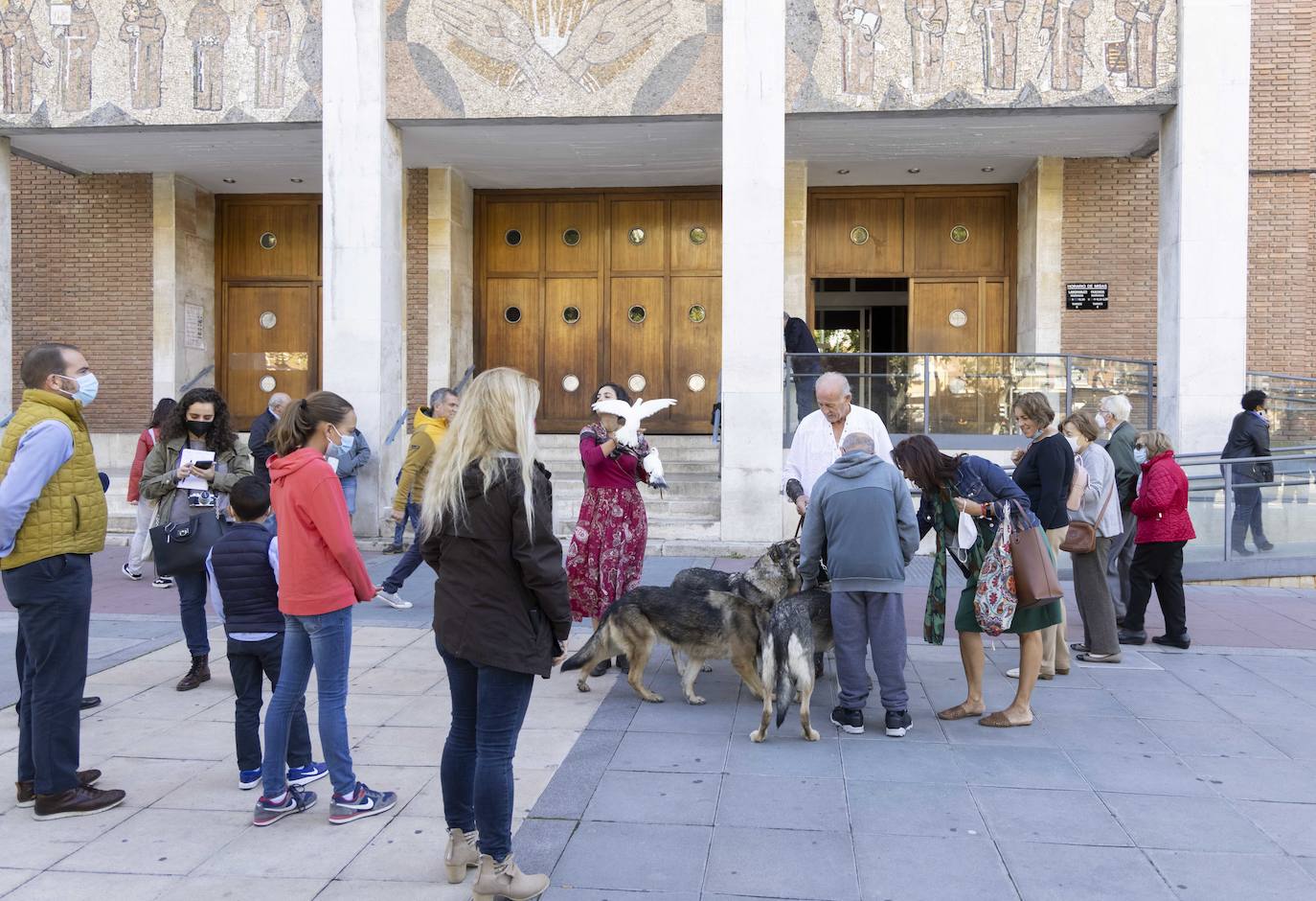 La manada de lobos a la puerta de la iglesia.