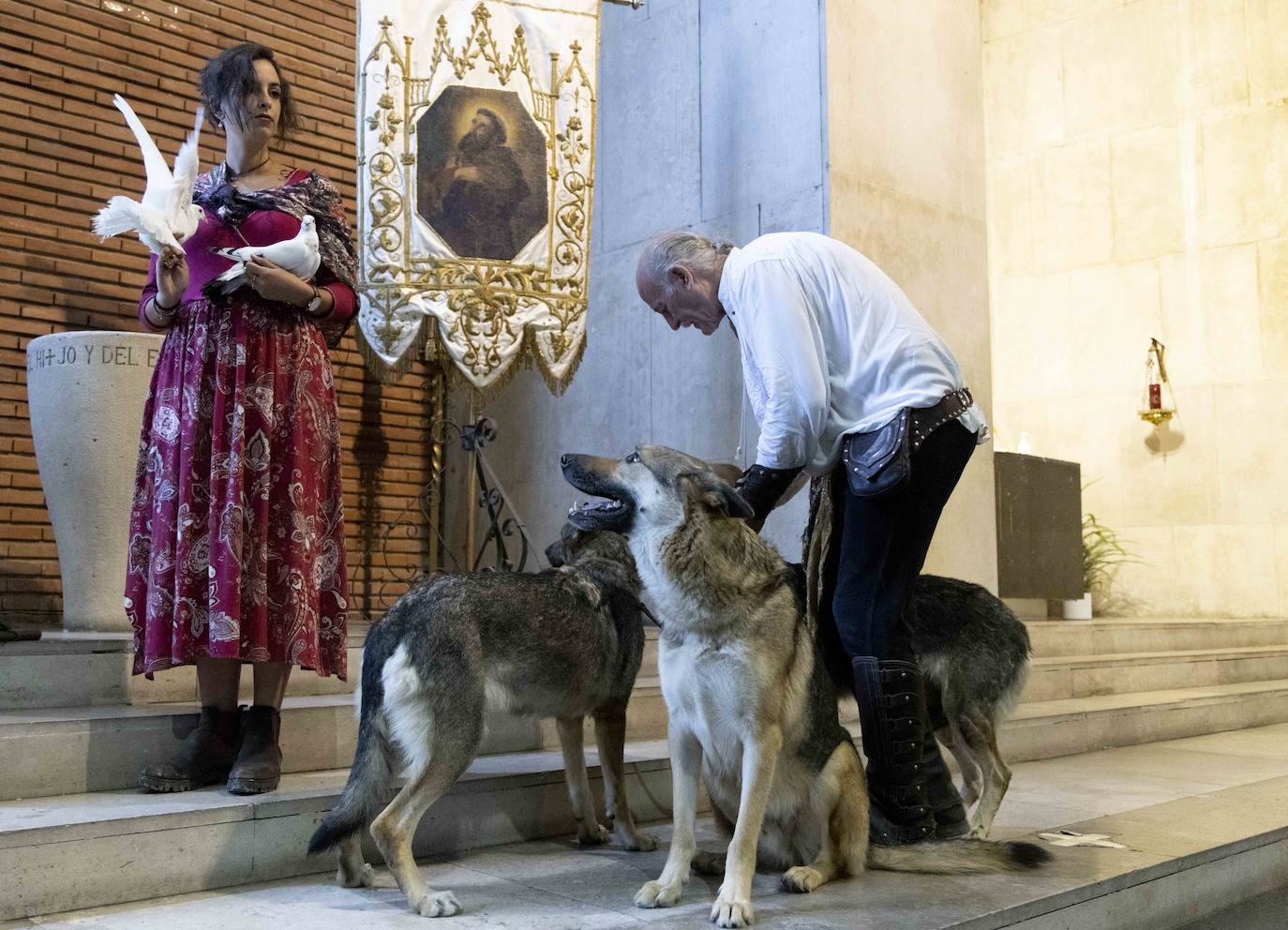 La manada de lobos a la puerta de la iglesia.