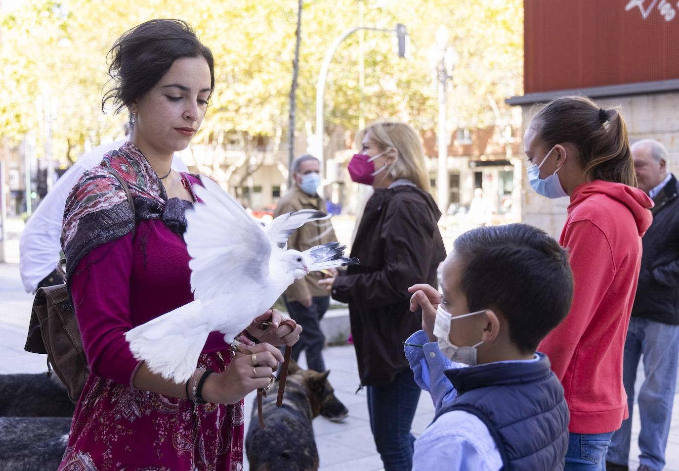 La manada de lobos a la puerta de la iglesia.