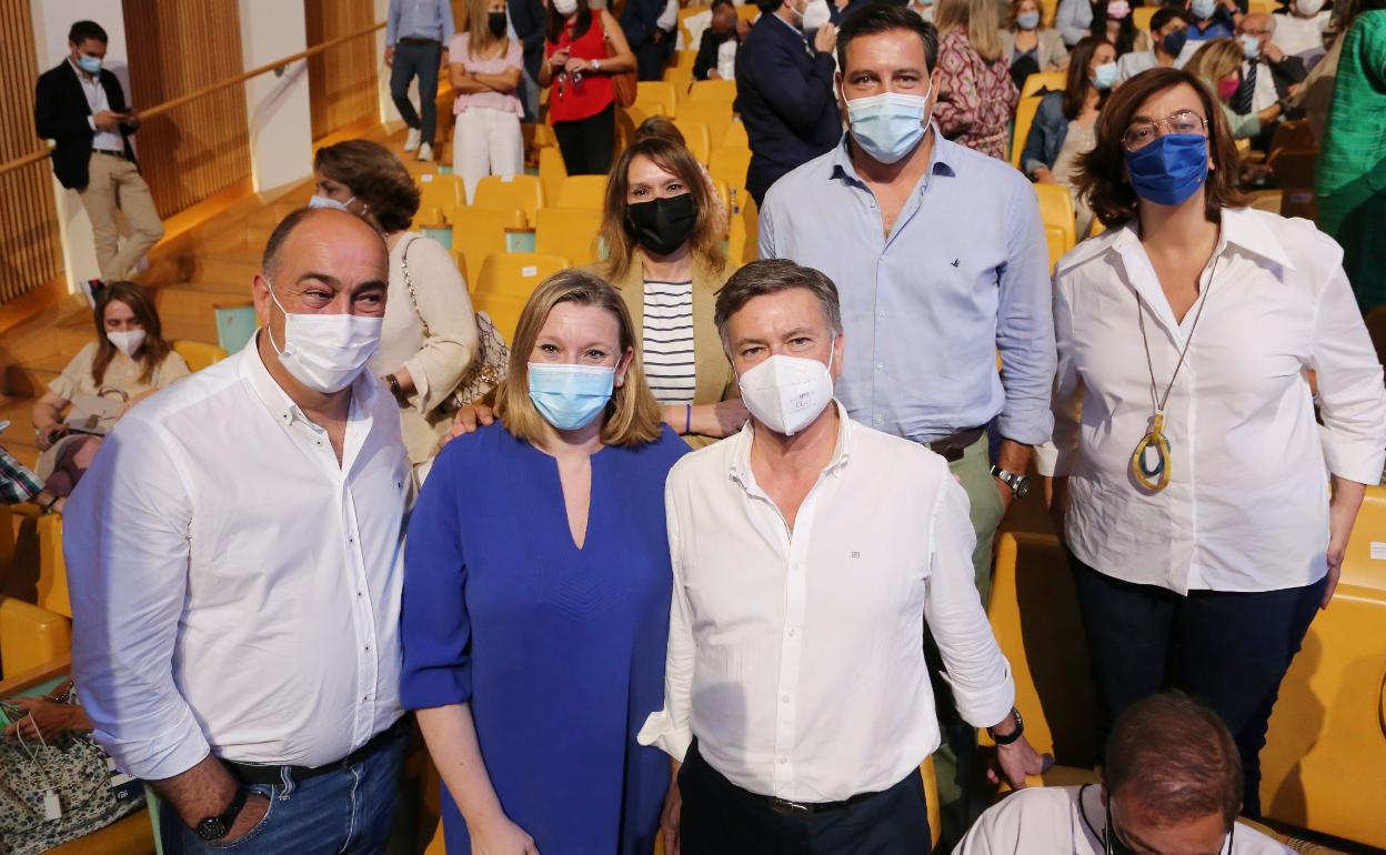 Francisco Vázquez, junto a las consejeras de Familia y Educación, el portavoz del PP en las Cortes y los presidentes de las diputaciones de Segovia y Palencia.