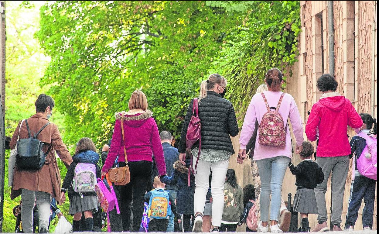 Madres acompañan a sus hijos al colegio de las Madres Concepcionistas de la capital segoviana. 