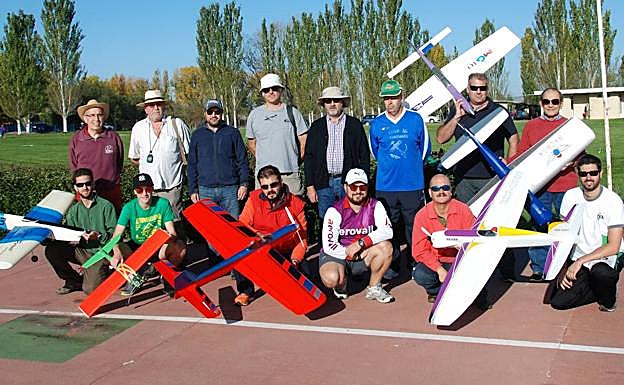 Antonio Rojas (primero por la izquierda) en la expedición de Aerosafa del Campeonato de España 2014