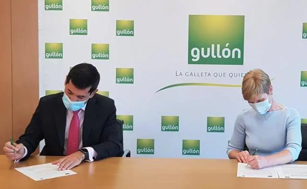Firma del convenio entre Galletas Gullón y Cáritas.