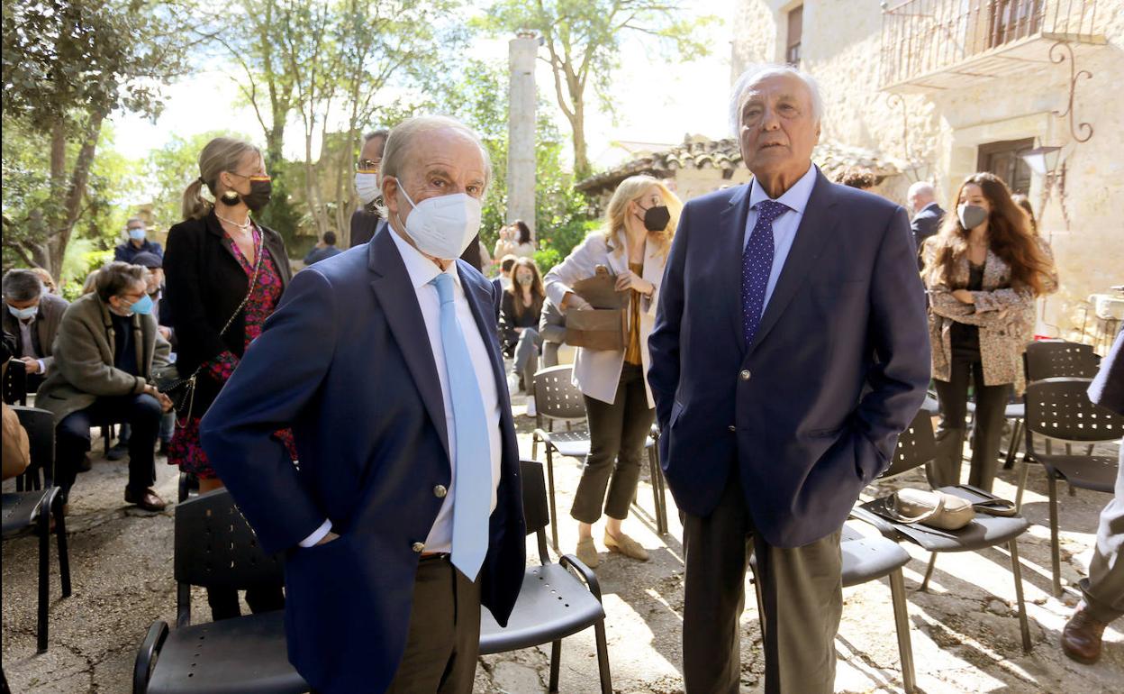 José María García y Raúl del Pozo, durante el acto de entrega de la distinción.