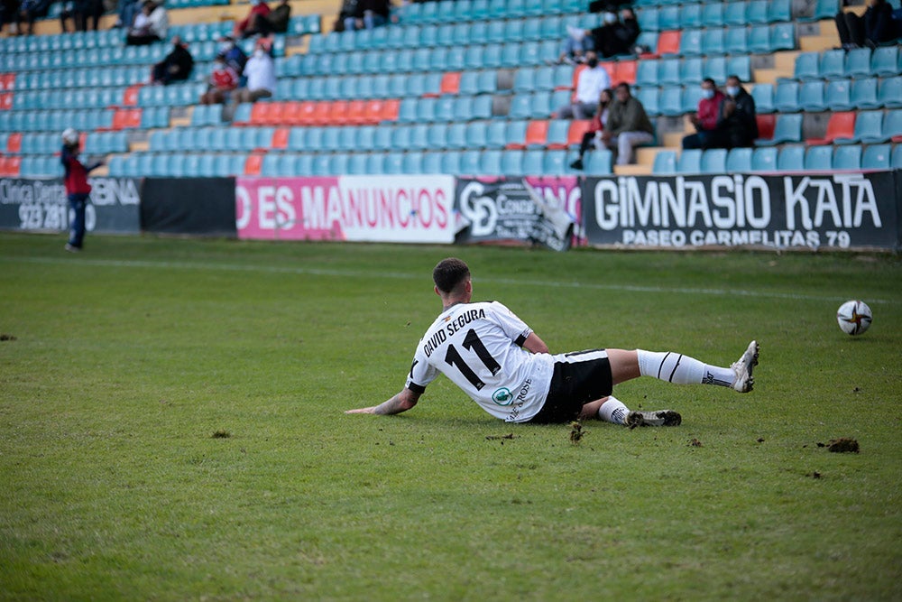 Un Salamanca UDS impotente pierde lo poco que tenía en su juego y cede en casa ante el Marino de Luanco (0-2)