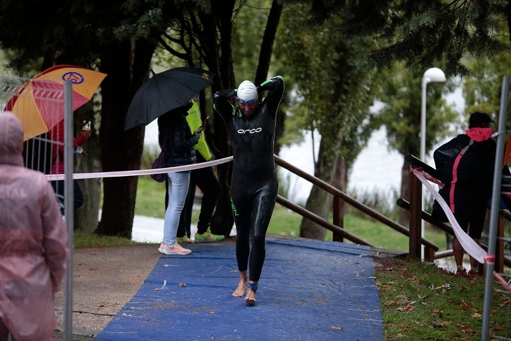 El salmantino Javier Risco se impuso en la distancia olímpica junto a Ana Caleya en una prueba marcada por la lluvia en las primeras horas de la cita deportiva