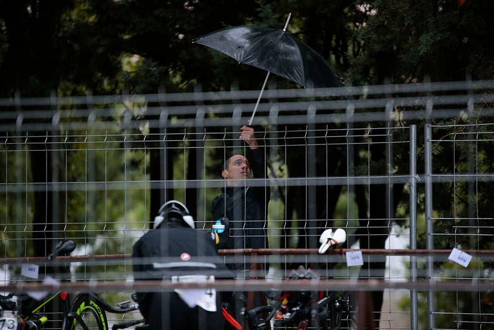 El salmantino Javier Risco se impuso en la distancia olímpica junto a Ana Caleya en una prueba marcada por la lluvia en las primeras horas de la cita deportiva