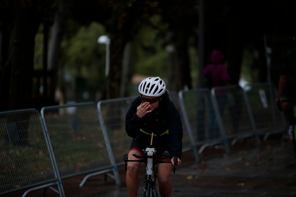 El salmantino Javier Risco se impuso en la distancia olímpica junto a Ana Caleya en una prueba marcada por la lluvia en las primeras horas de la cita deportiva