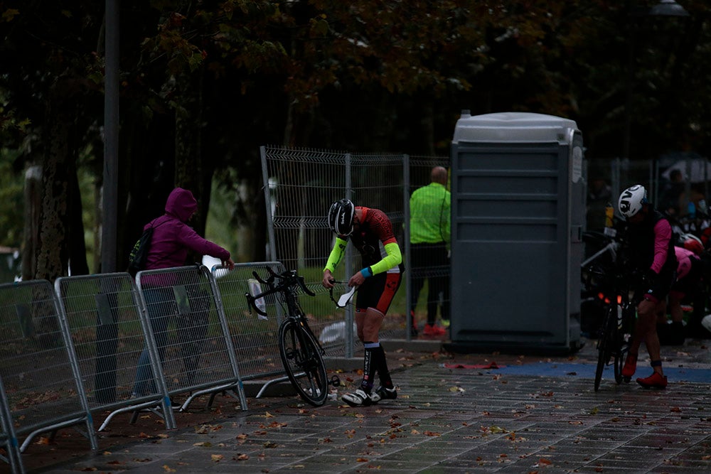 El salmantino Javier Risco se impuso en la distancia olímpica junto a Ana Caleya en una prueba marcada por la lluvia en las primeras horas de la cita deportiva