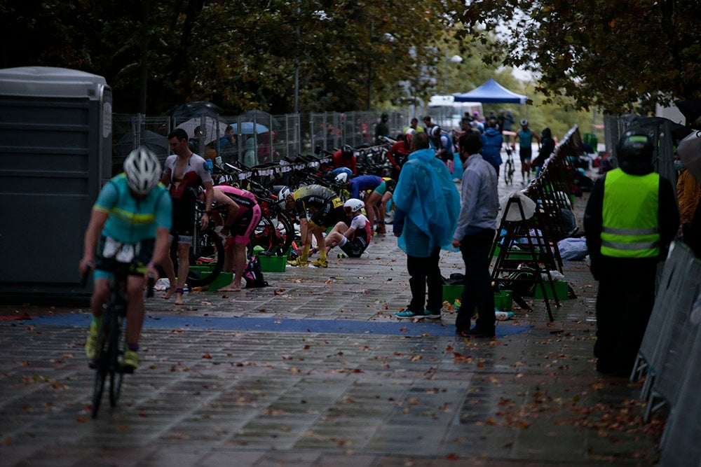 El salmantino Javier Risco se impuso en la distancia olímpica junto a Ana Caleya en una prueba marcada por la lluvia en las primeras horas de la cita deportiva