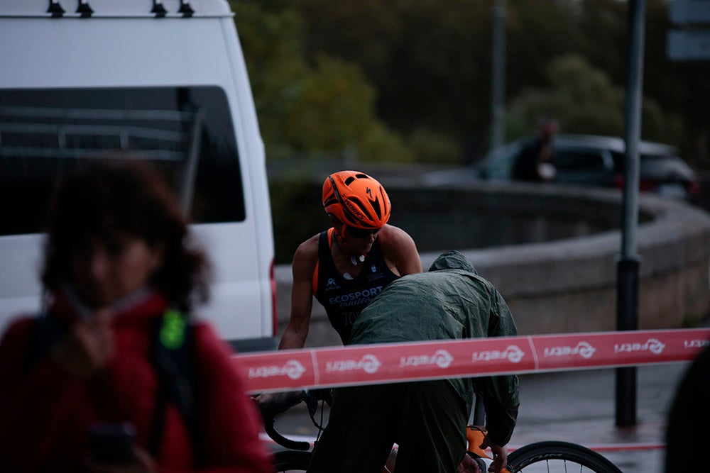 El salmantino Javier Risco se impuso en la distancia olímpica junto a Ana Caleya en una prueba marcada por la lluvia en las primeras horas de la cita deportiva