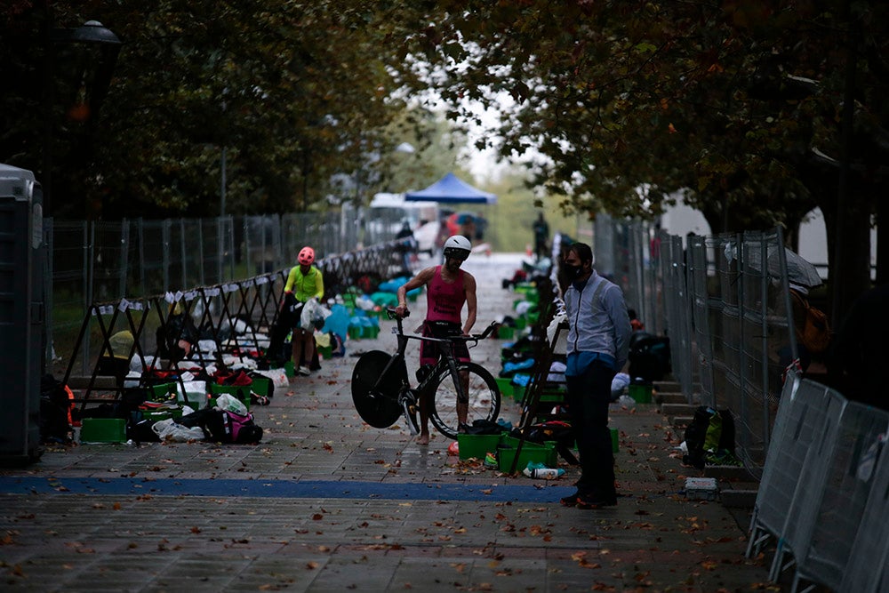 El salmantino Javier Risco se impuso en la distancia olímpica junto a Ana Caleya en una prueba marcada por la lluvia en las primeras horas de la cita deportiva