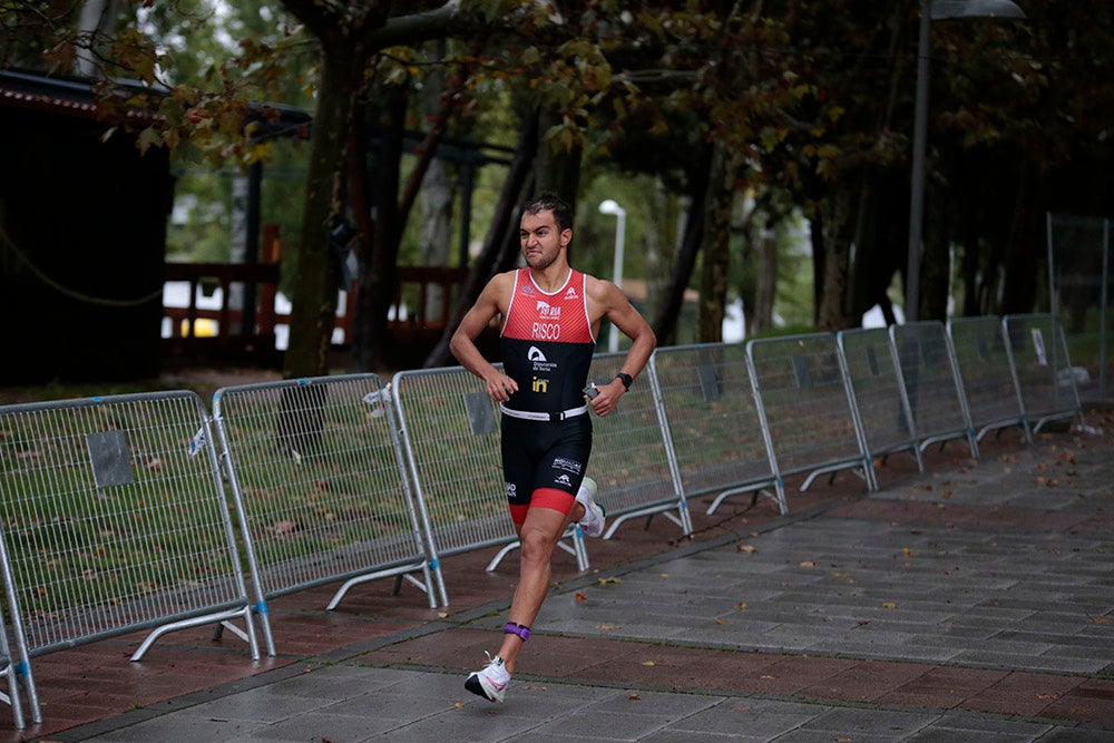 El salmantino Javier Risco se impuso en la distancia olímpica junto a Ana Caleya en una prueba marcada por la lluvia en las primeras horas de la cita deportiva