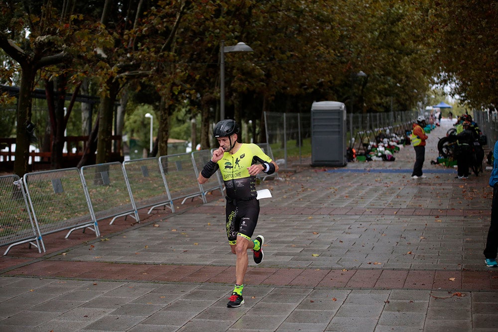 El salmantino Javier Risco se impuso en la distancia olímpica junto a Ana Caleya en una prueba marcada por la lluvia en las primeras horas de la cita deportiva