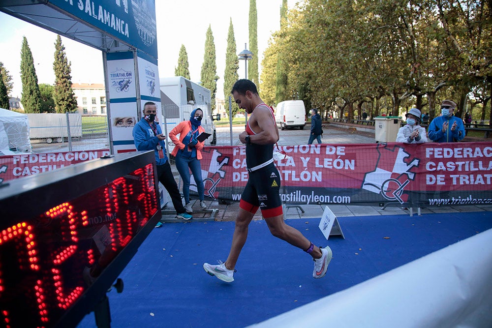 El salmantino Javier Risco se impuso en la distancia olímpica junto a Ana Caleya en una prueba marcada por la lluvia en las primeras horas de la cita deportiva