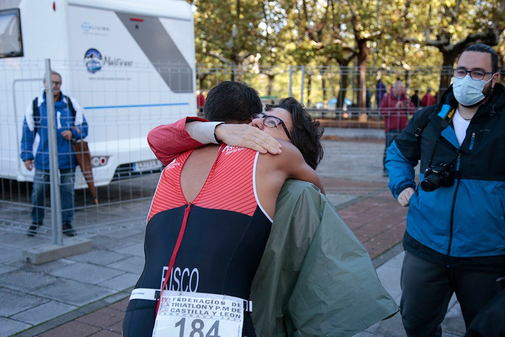 El salmantino Javier Risco se impuso en la distancia olímpica junto a Ana Caleya en una prueba marcada por la lluvia en las primeras horas de la cita deportiva