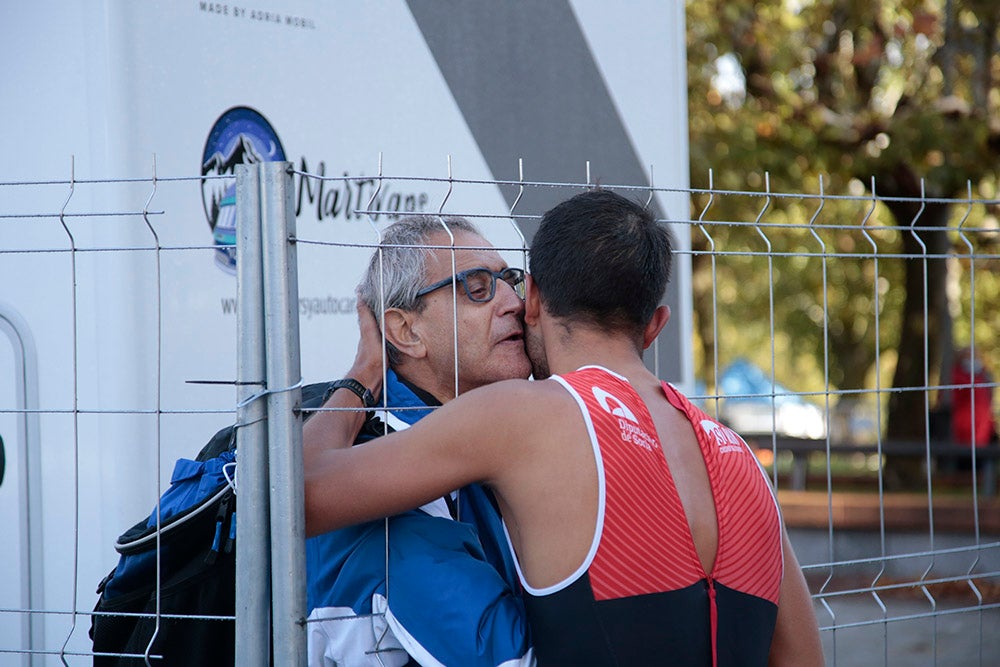 El salmantino Javier Risco se impuso en la distancia olímpica junto a Ana Caleya en una prueba marcada por la lluvia en las primeras horas de la cita deportiva