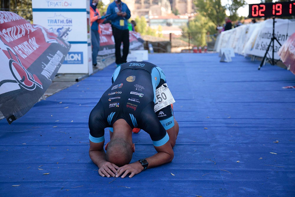 El salmantino Javier Risco se impuso en la distancia olímpica junto a Ana Caleya en una prueba marcada por la lluvia en las primeras horas de la cita deportiva