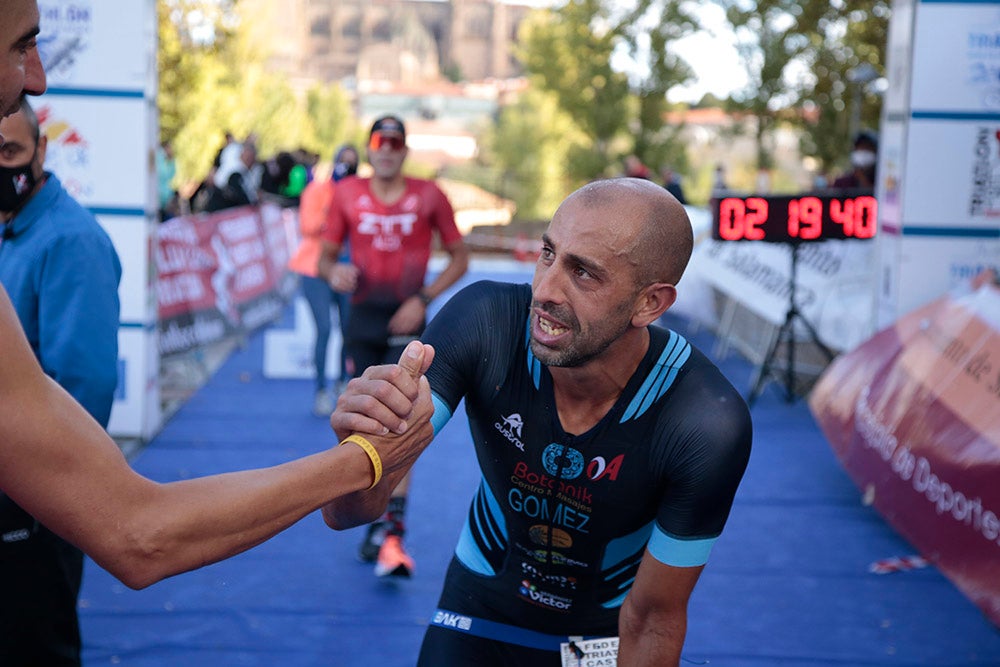 El salmantino Javier Risco se impuso en la distancia olímpica junto a Ana Caleya en una prueba marcada por la lluvia en las primeras horas de la cita deportiva