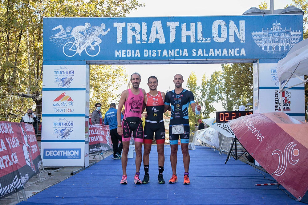 El salmantino Javier Risco se impuso en la distancia olímpica junto a Ana Caleya en una prueba marcada por la lluvia en las primeras horas de la cita deportiva