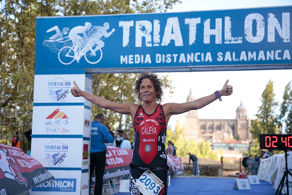 El salmantino Javier Risco se impuso en la distancia olímpica junto a Ana Caleya en una prueba marcada por la lluvia en las primeras horas de la cita deportiva