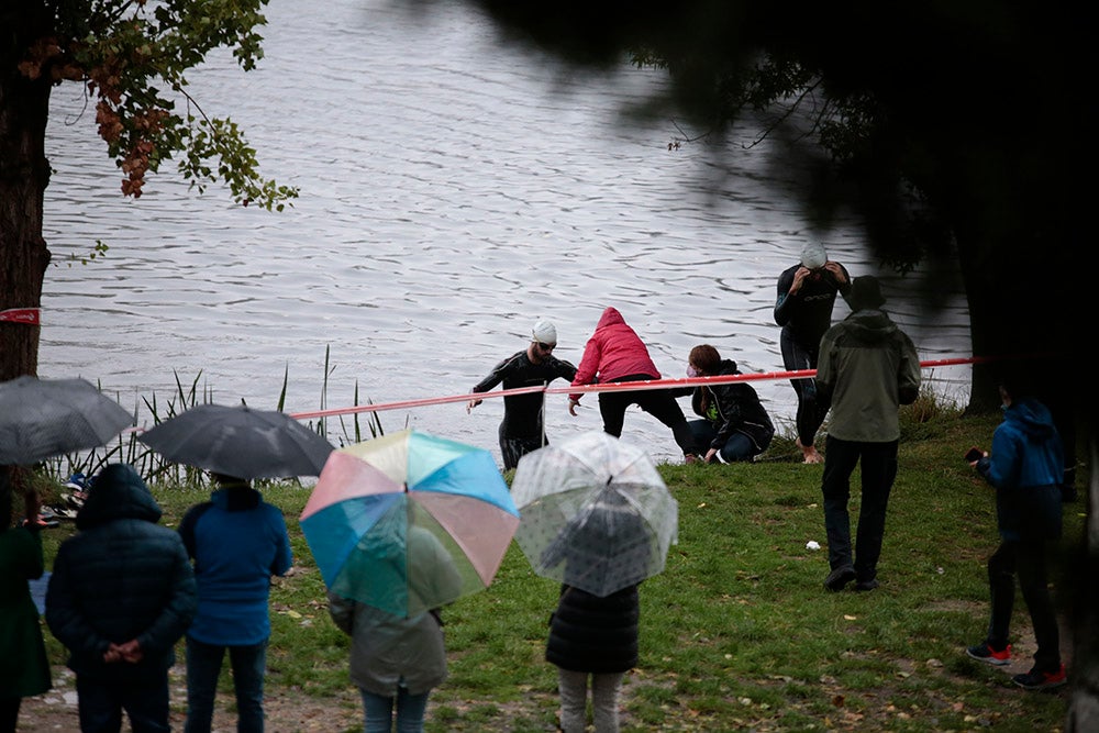 El salmantino Javier Risco se impuso en la distancia olímpica junto a Ana Caleya en una prueba marcada por la lluvia en las primeras horas de la cita deportiva