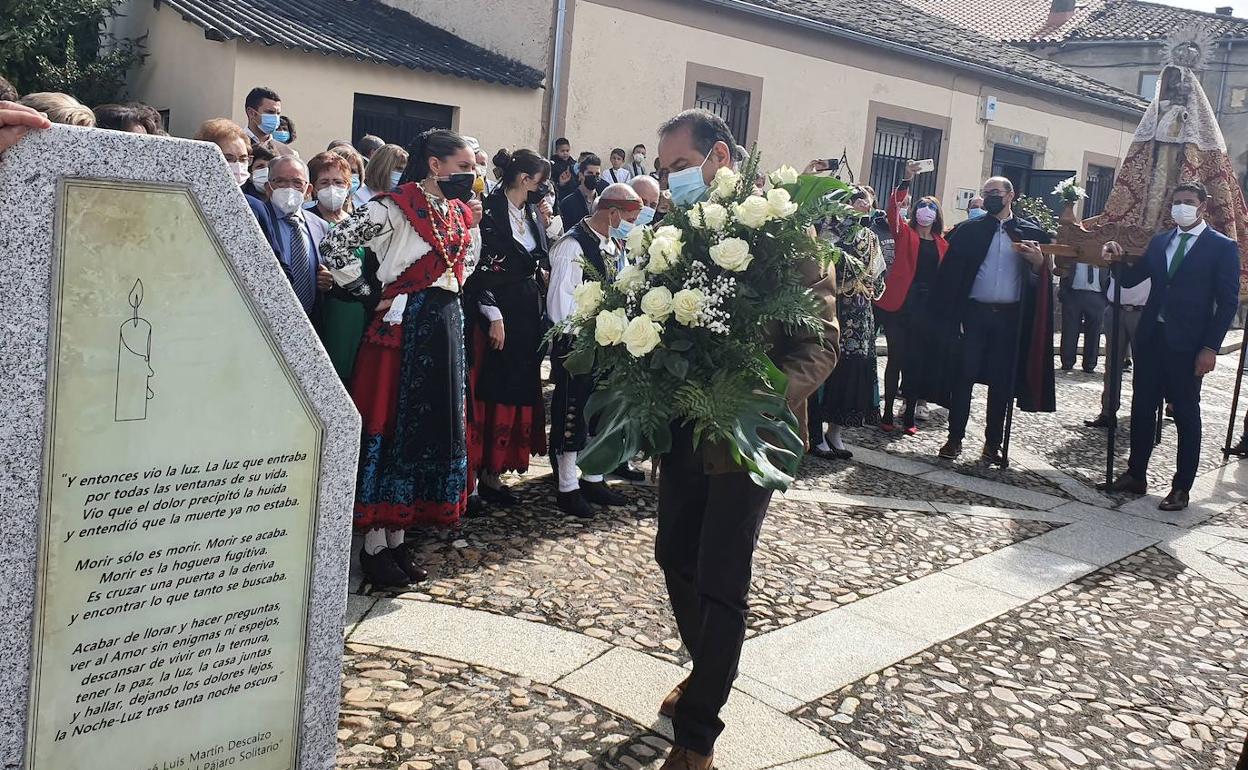 El alcalde de El Maíllo colocó un centro de flores en el monolito dedicado a Alfredo Ramajo. 