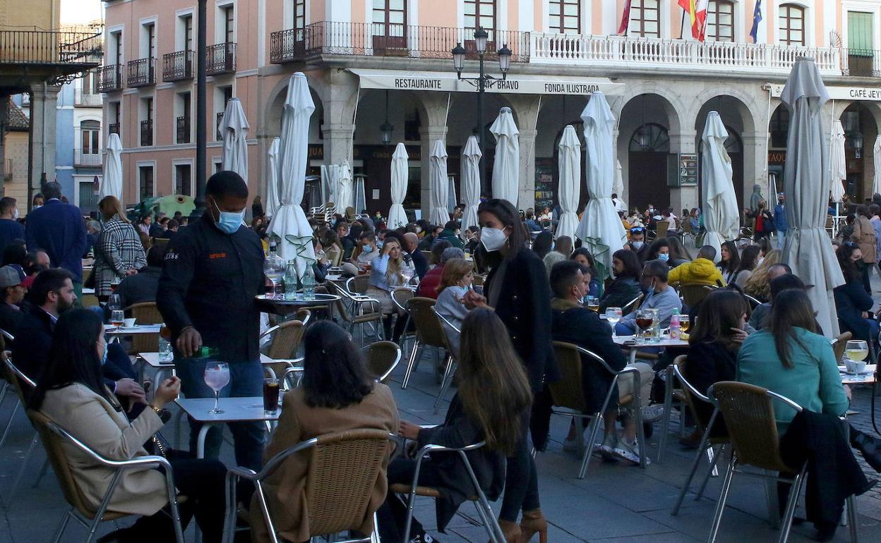 Camareros atienden terrazas en la Plaza Mayor de Segovia. 