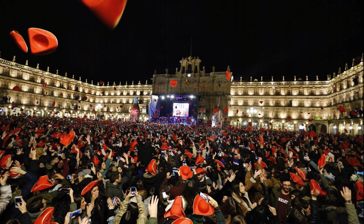 Imagen de una anterior celebración de la Nochevieja Universitaria en la Plaza Mayor.