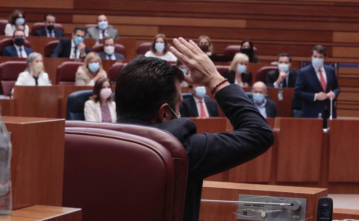 Luis Tudanca hace un gesto mientras Alfonso Fernández Mañueco replica a su pregunta oral. 