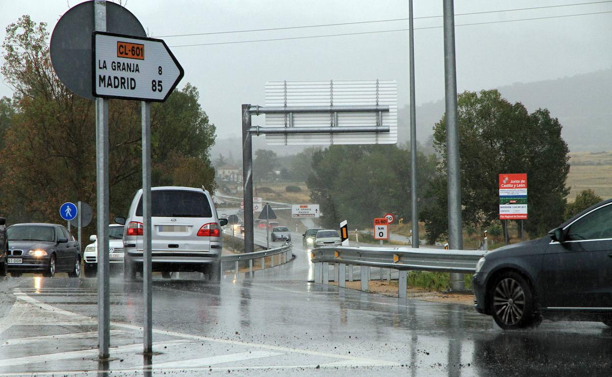 Tráfico por un tramo de la carretera CL-601 hacia La Granja. 