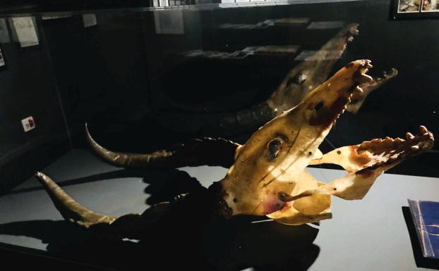 La máscara del demonio en 'El día de la Bestia' se exhibe en la muestra.