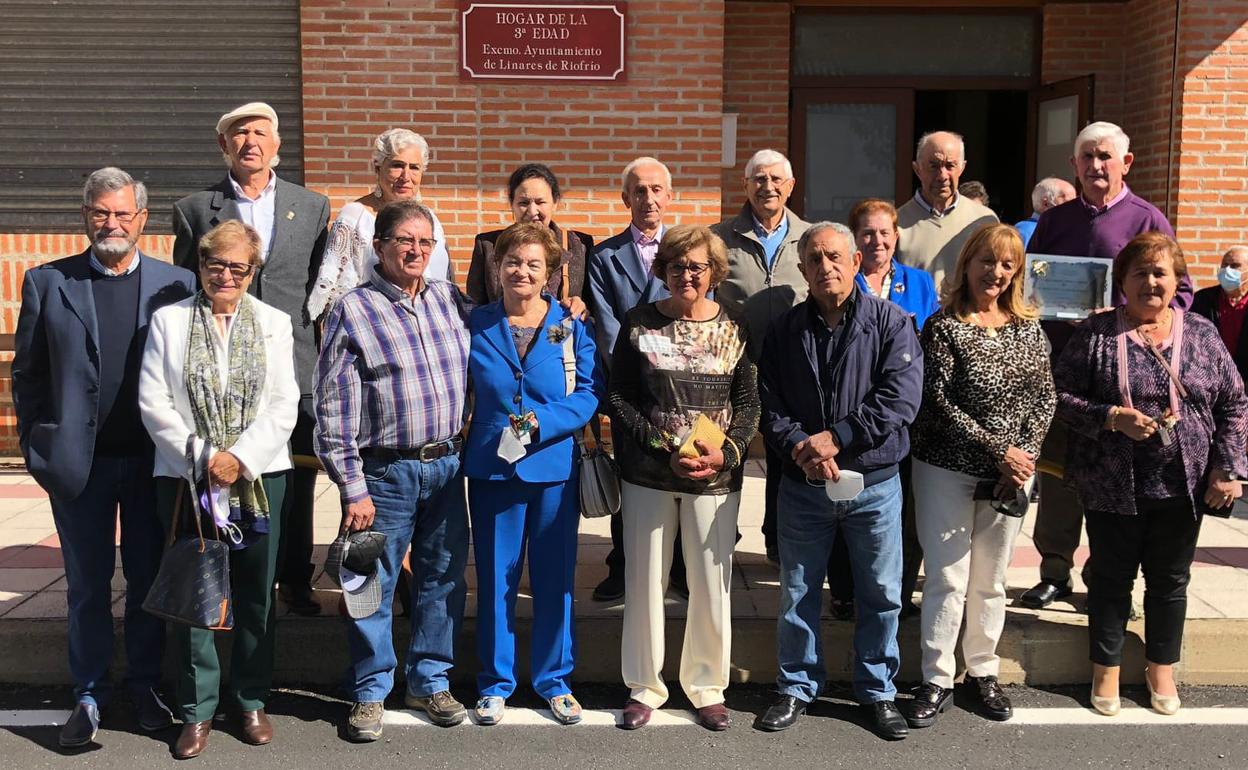 Entrega de placas por las Bodas de Oro. 