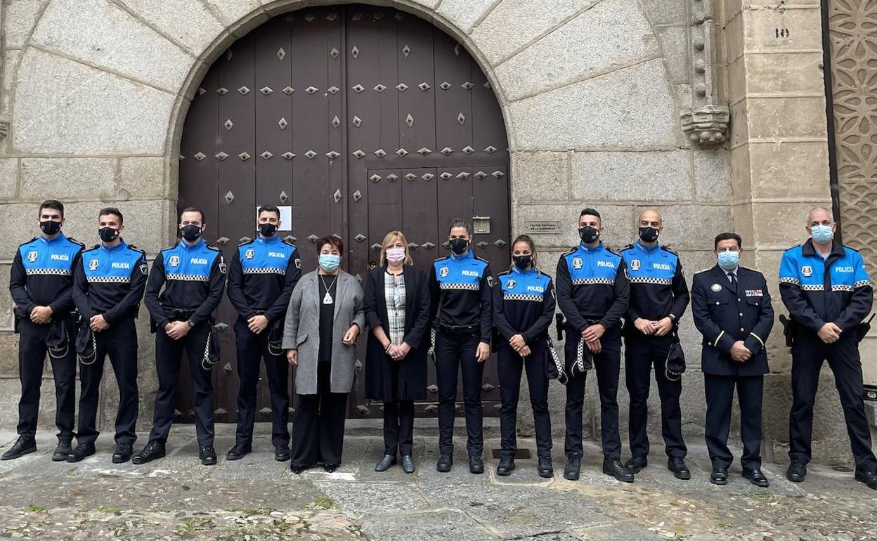 Representantes del Ayuntamiento de Segovia acompañan a los nuevos ocho agentes de la Policía Local que han tomado posesión de sus puestos. 